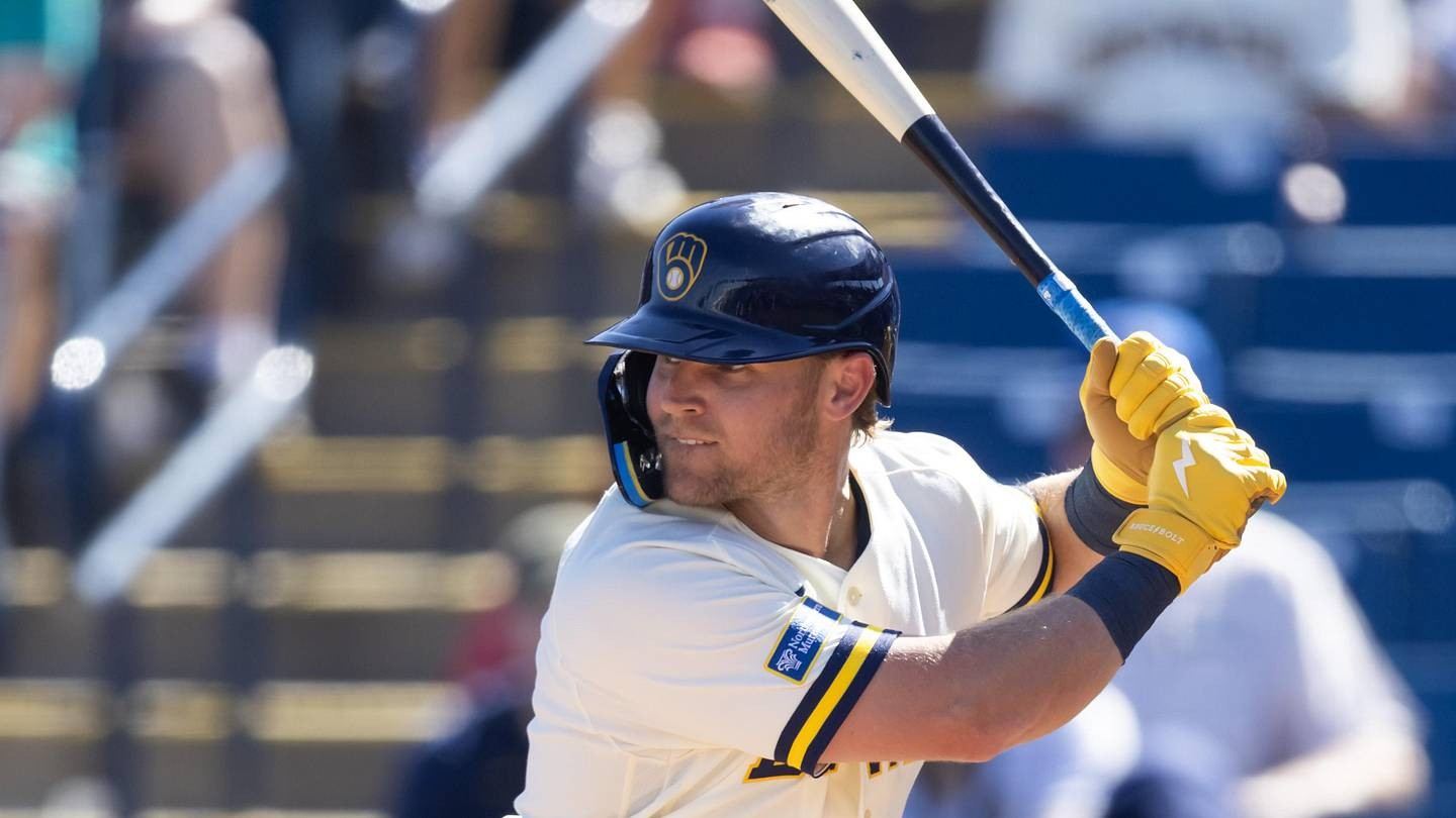 Jake Bauers (número 9, Cerveceros de Milwaukee) conectó un jonrón por el jardín derecho que terminó el partido nocturno de la Serie de Campeonato de la Liga Nacional.
