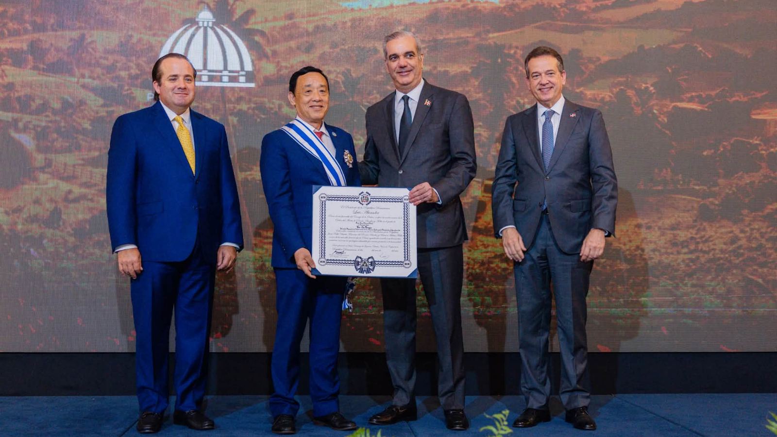 En el Día Mundial de la Alimentación, el presidente Luis Abinader condecoró al director general de la FAO, Qu Dongyu.