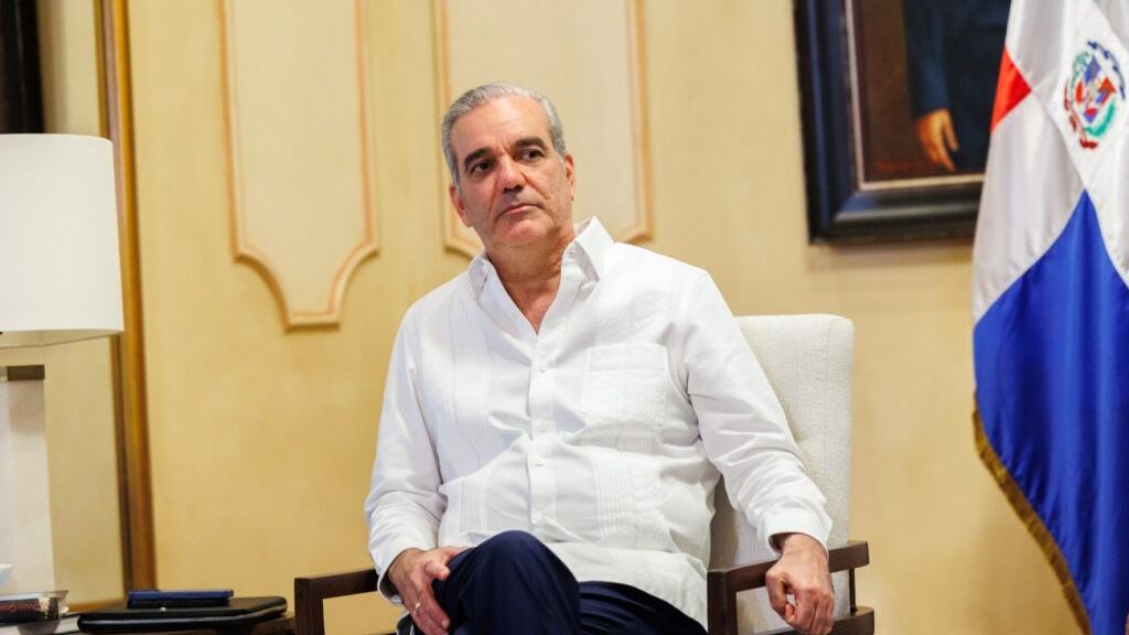 el Programa Aliméntate llega a 1,424,037 hogares, el Bono Luz a 617,000 familias y el Bono Gas a cerca de 1,200,000 hogares; las familias con menores con discapacidad reciben RD$6,000 mensuales.