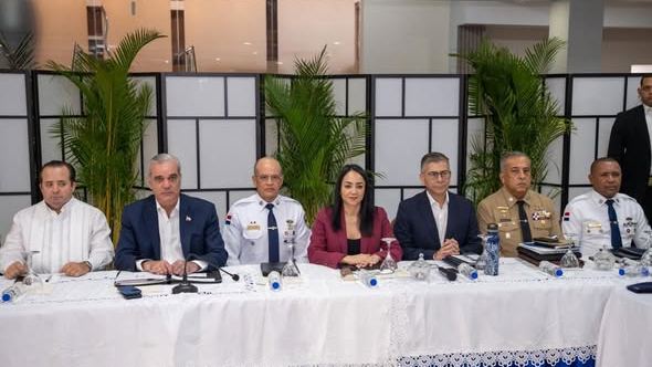 El presidente Luis Abinader encabezó el domingo 19 de octubre la reunión de la Fuerza de Tarea Conjunta en el Palacio de la Policía Nacional.