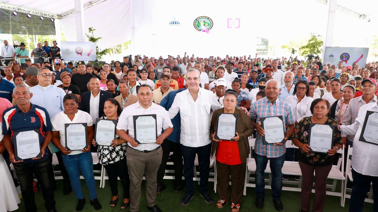 El mandatario entregó 2,200 títulos de propiedad en Villa Altagracia, San Cristóbal, el 18 de octubre, con unas 10,000 personas beneficiadas.