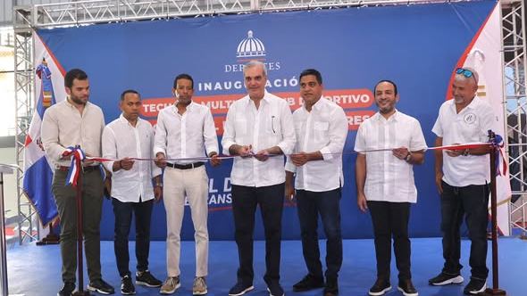 El presidente Luis Abinader inauguró el techado multiuso del Club Deportivo y Cultural Los Restauradores, que ya es una realidad para la comunidad.