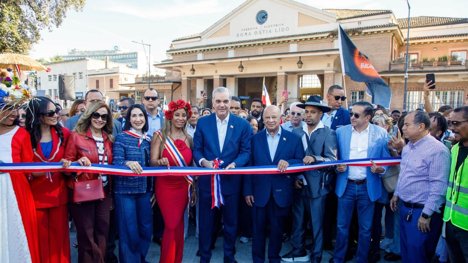 El presidente Luis Abinader inauguró este domingo la Parada Dominicana en Roma, junto a la primera dama Raquel Arbaje, con el corte de cinta frente a la estación Roma Ostia Lido.