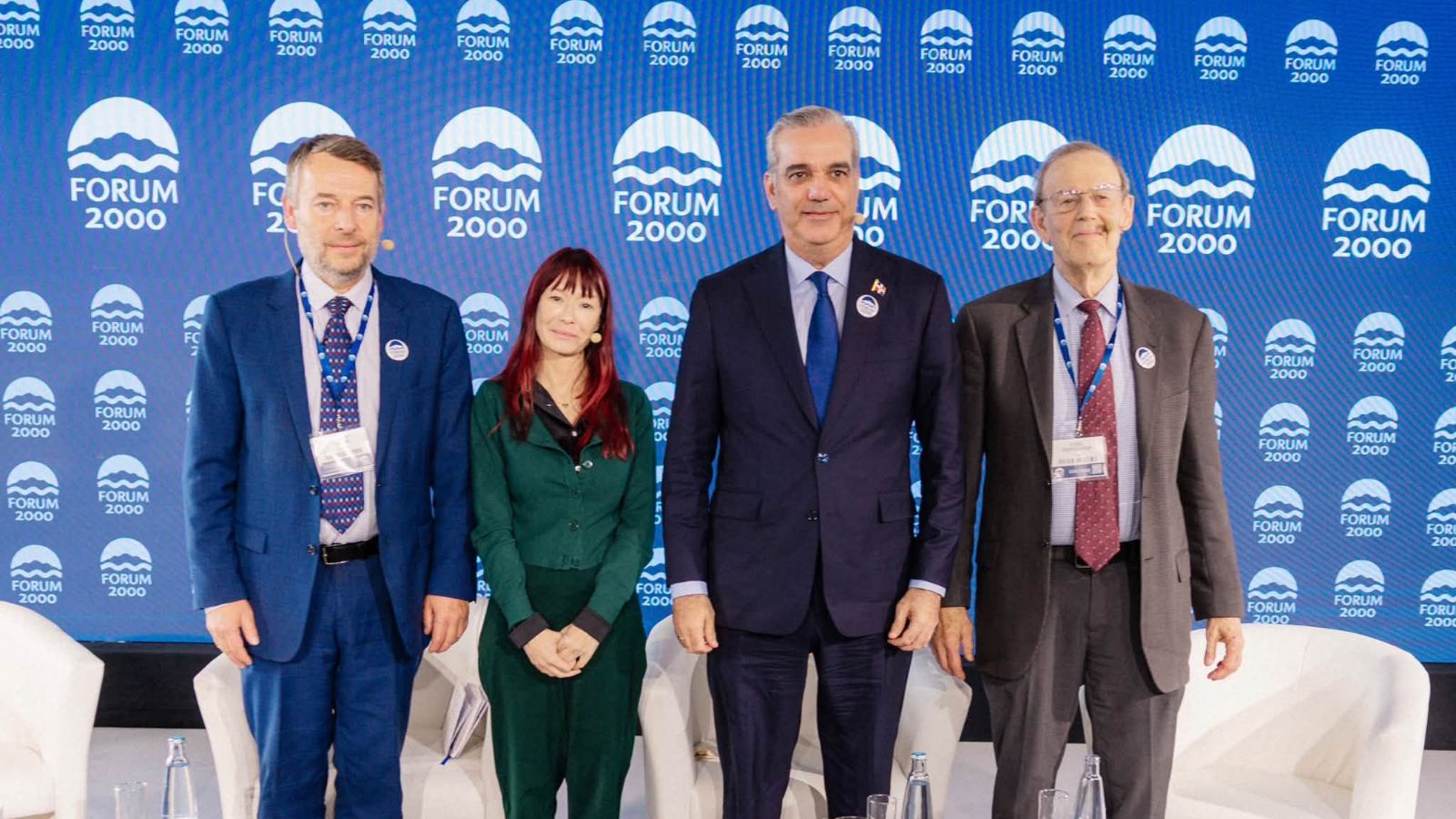 El presidente Luis Abinader participó en un panel de la conferencia Forum 2000, junto a Šimon Pánek, Benedetta Berti y Carl Gershman.