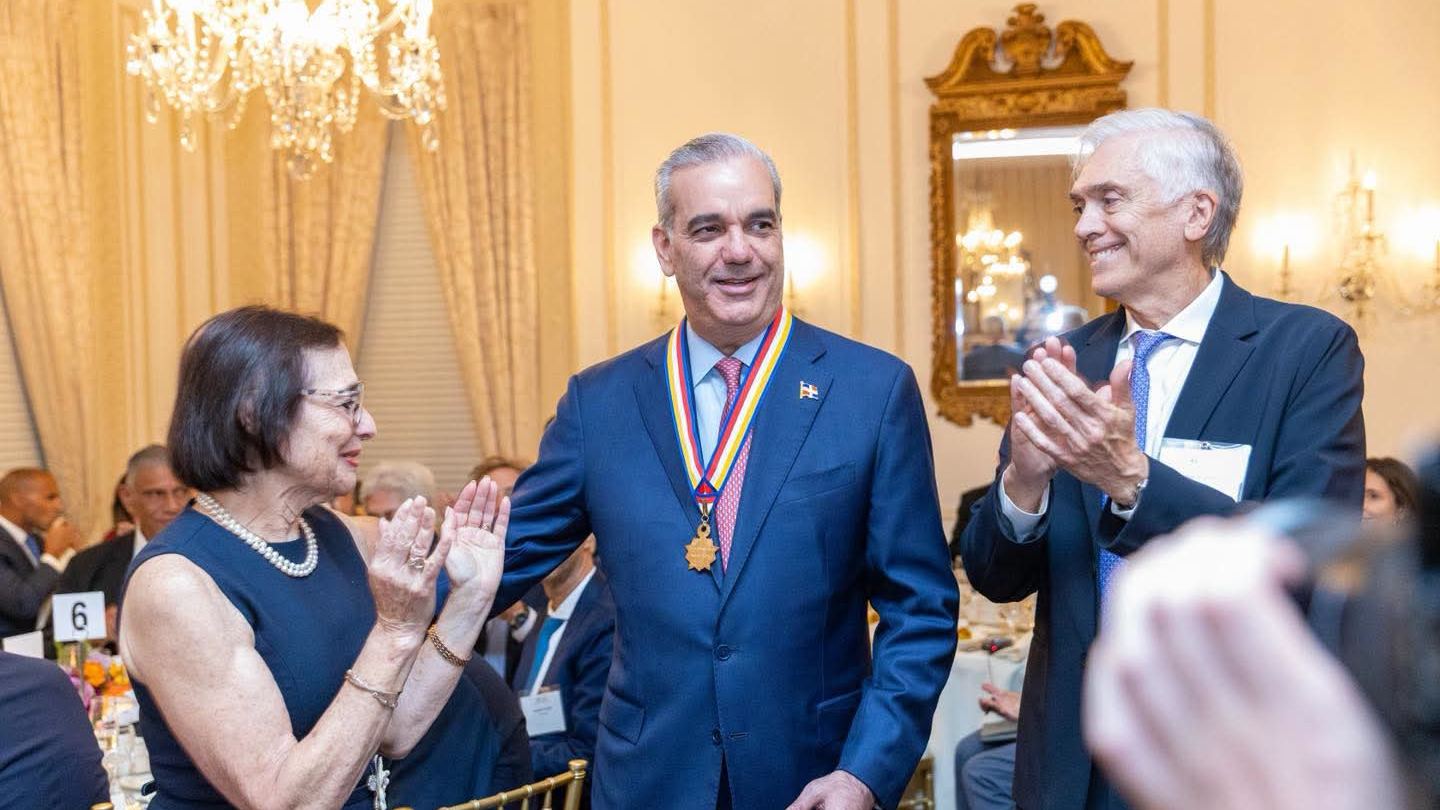El jefe de Estado dedicó el reconocimiento al esfuerzo de la población y a la confianza de los inversionistas.