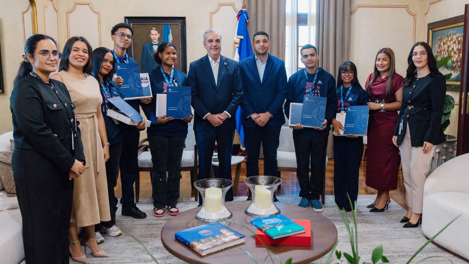 El presidente Luis Abinader recibió este miércoles a los cinco jóvenes de Juventud en Voz Alta que lograron el récord Guinness mundial de lectura.
