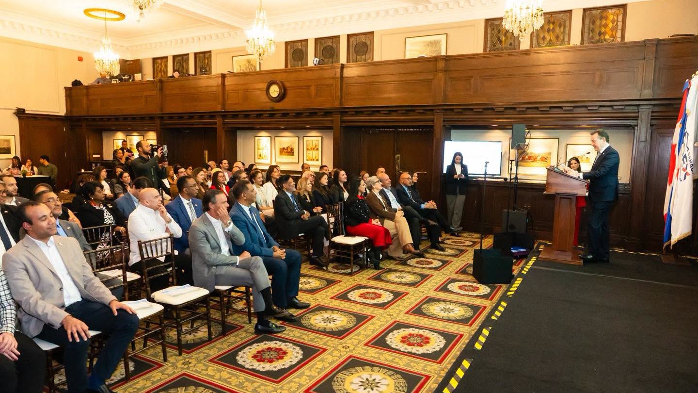 el canciller Víctor Bisonó inauguró este miércoles en Toronto la primera oficina del INDEX en Canadá.