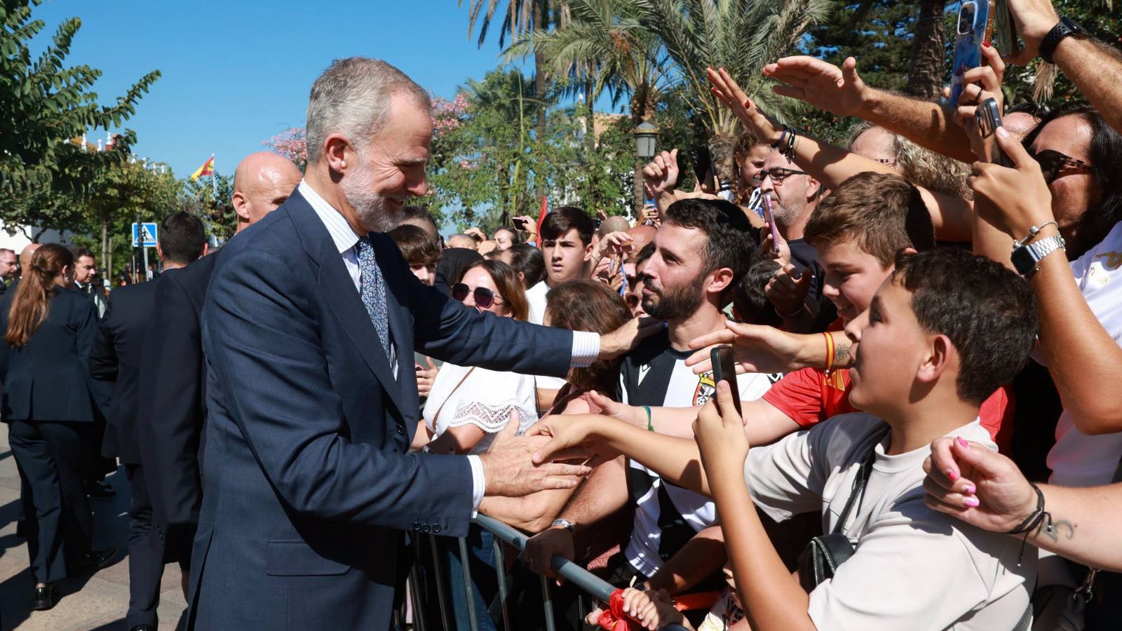 Don Felipe y doña Letizia visitaron Ceuta y fueron recibidos por miles de personas en la Gran Vía, entre banderas, aplausos y vítores.