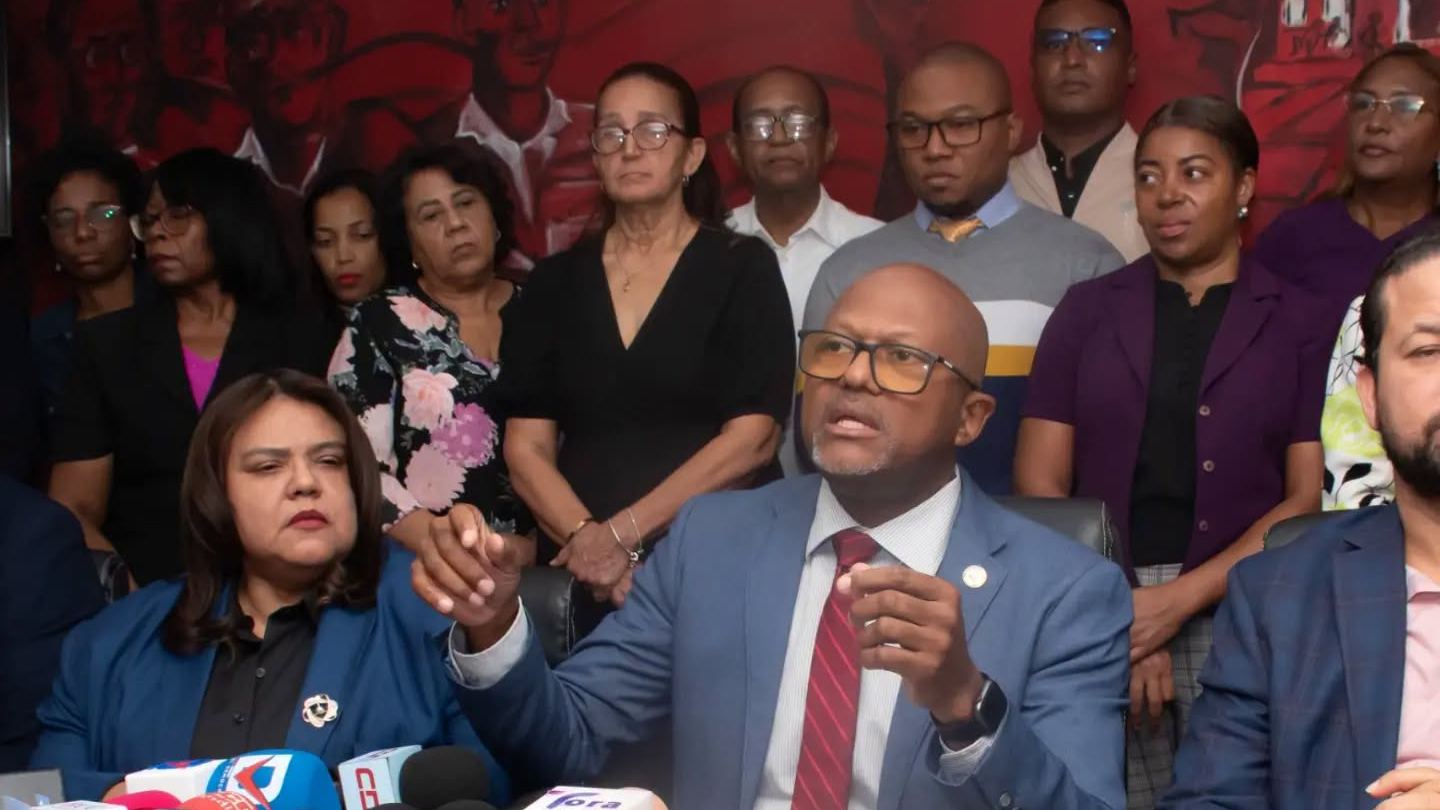 Las demandas incluyen el pago del incentivo por antigüedad a médicos con más de 15 años, pago de guardias presenciales y por distancia, apertura de plazas, seguridad hospitalaria y cronograma para obras inconclusas como los hospitales Gautier y Padre Billini.