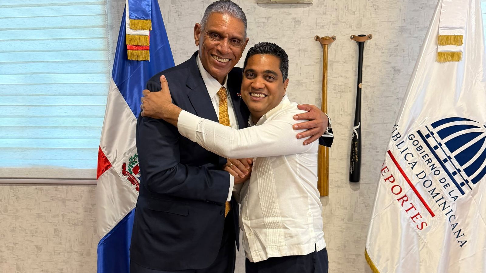 El Ministerio de Deportes recibió hoy al cónsul general en Nueva York, Jesús Vásquez Martínez (Chu), para revisar la agenda deportiva dominicana en esa ciudad.