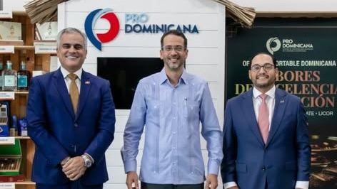 El embajador S.E. Luis García se reunió con el director de ProDominicana, Vladimir Pimentel.