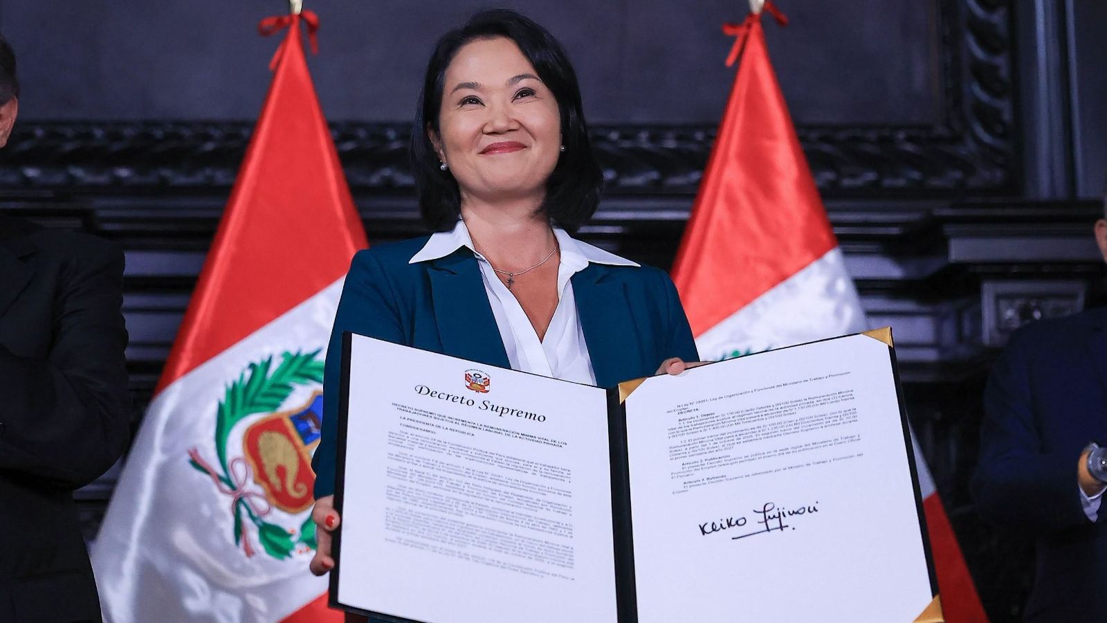 La presidenta de la República del Perú, Keiko Fujimori, firmó el Decreto Supremo que incrementa la Remuneración Mínima Vital (RMV) de S/1.130 a S/1.300.