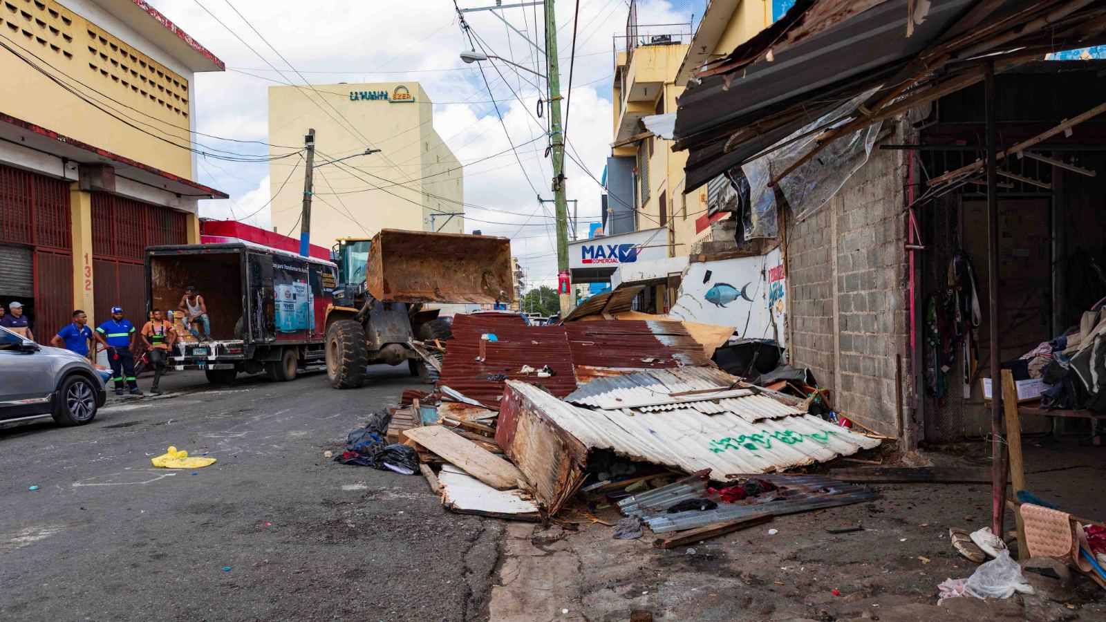 La Alcaldía del Distrito Nacional publicó un carrusel de ocho fotografías que documenta un operativo de recuperación del espacio público en Villa Consuelo, con el retiro de estructuras informales de venta.