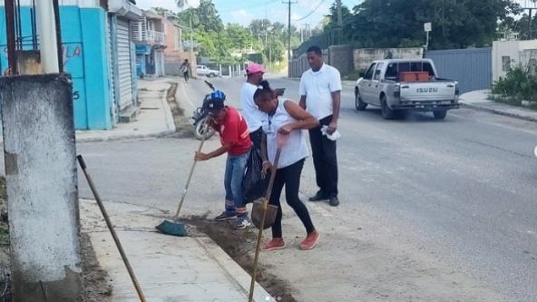 Los comerciantes, vecinos y peatones de la Avenida Duarte encontraron la vía limpia tras el operativo nocturno realizado el 19 de octubre.