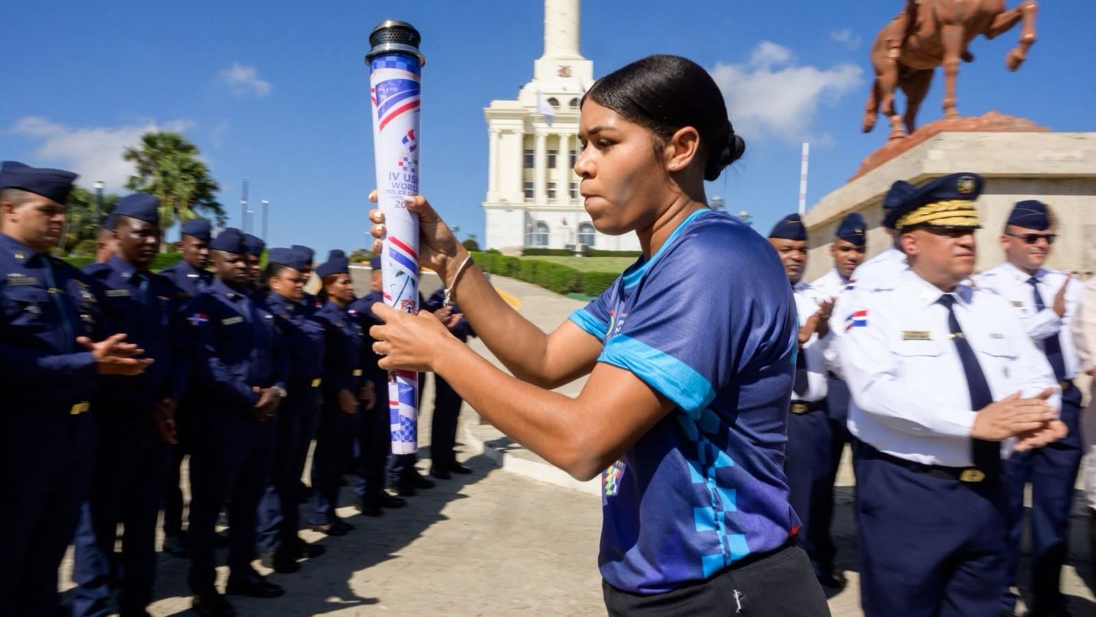 El Monumento a los Héroes de la Restauración recibió este 20 de octubre el paso de la antorcha de los IV Juegos Mundiales de Policía de la USIP 2026.