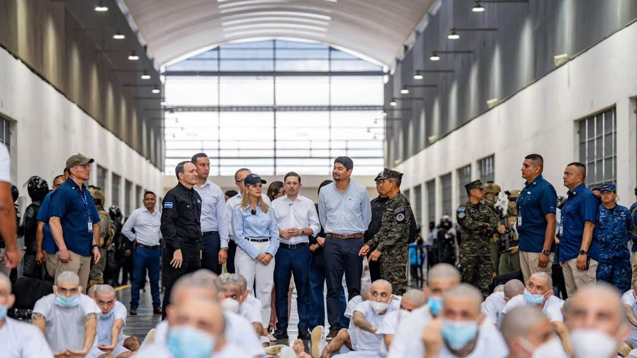 La presidenta de Costa Rica, Laura Fernández Delgado, visitó este viernes el CECOT como parte de su visita oficial a El Salvador.