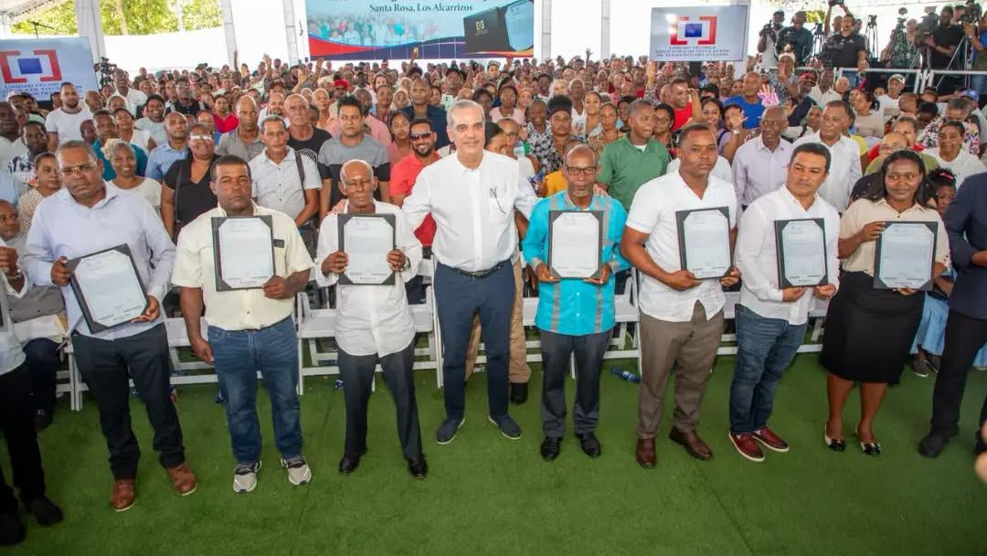 Luis Abinader entrega 1,750 títulos de propiedad en Los Alcarrizos