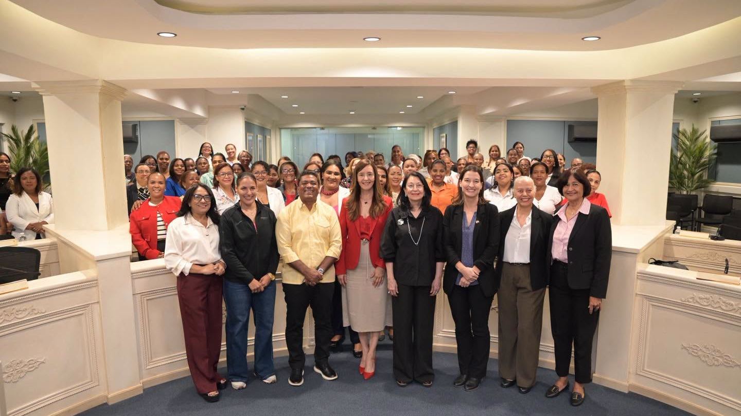 El Ministerio de la Mujer acompañó un encuentro sobre liderazgo y participación democrática en Los Alcarrizos.
