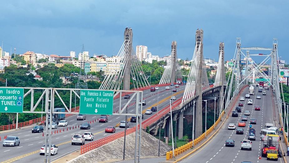Otros 14 muros están en construcción y 63 programados; de los 53 puentes, 21 se entregarán antes de finalizar 2026 y 37 más se intervendrán en el último trimestre.