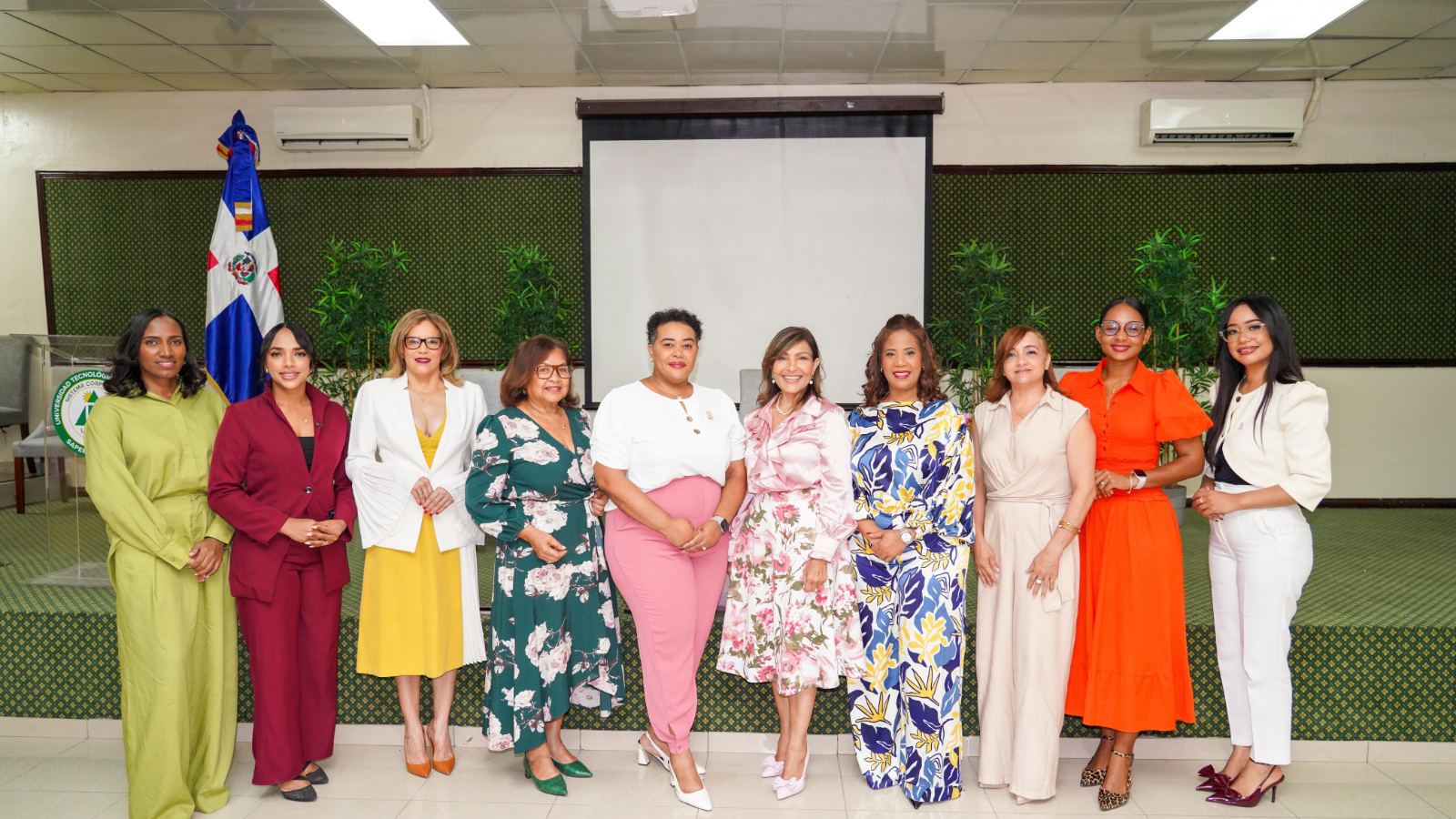 La iniciativa Mujeres con Propósito llevó a cabo el panel titulado «Cuando una mujer se prepara, una comunidad avanza».