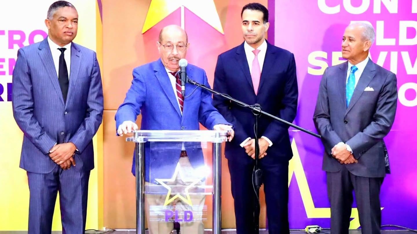 Temístocles Montás, vicepresidente del PLD, encabezó la rueda de prensa del 19 de octubre junto a Yván Lorenzo, José Dantés y Sigfrido Pared Pérez para exigir que se frenen las presuntas ejecuciones policiales.