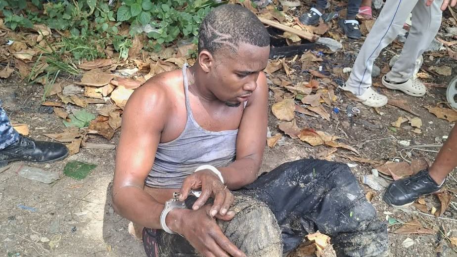 La Policía frustró un intento de asalto en el sector El Suriel, Villa Mella, durante una intervención preventiva en la calle principal.