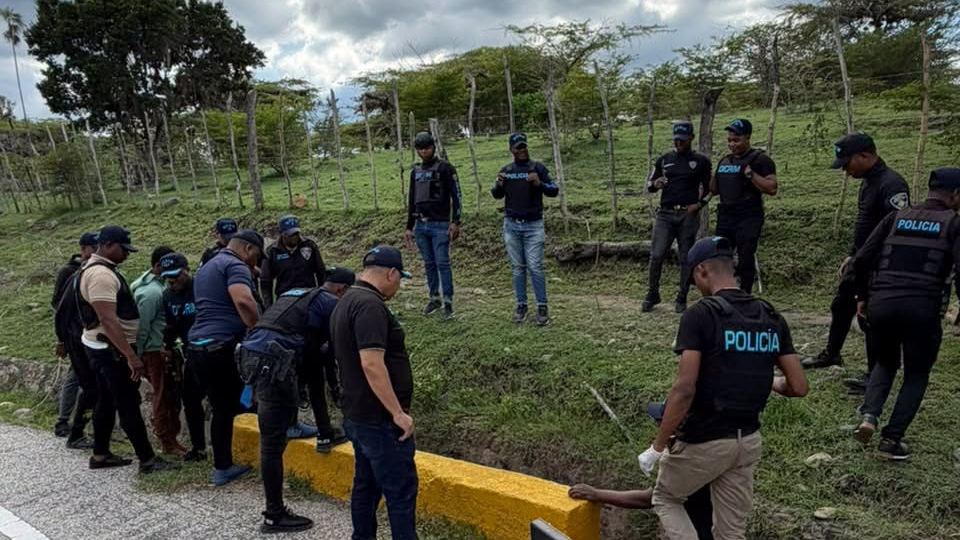 La DICRIM Oeste detuvo a Gregory Roas Solano, de 20 años, y a Rodrigo Jáquez Encarnación, de 18, señalados como presuntos responsables del asalto a mano armada a una tienda de celulares en Juan de Herrera, San Juan.