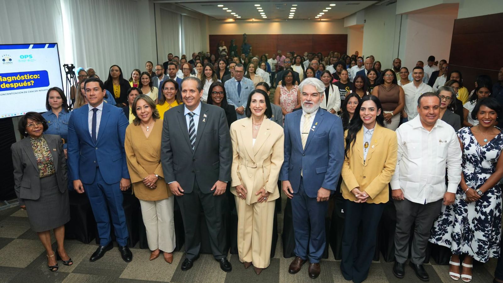 El ministro de Salud Pública, Víctor Atallah, y la primera dama, Raquel Arbaje, encabezaron un encuentro de concientización sobre el cáncer infantil.