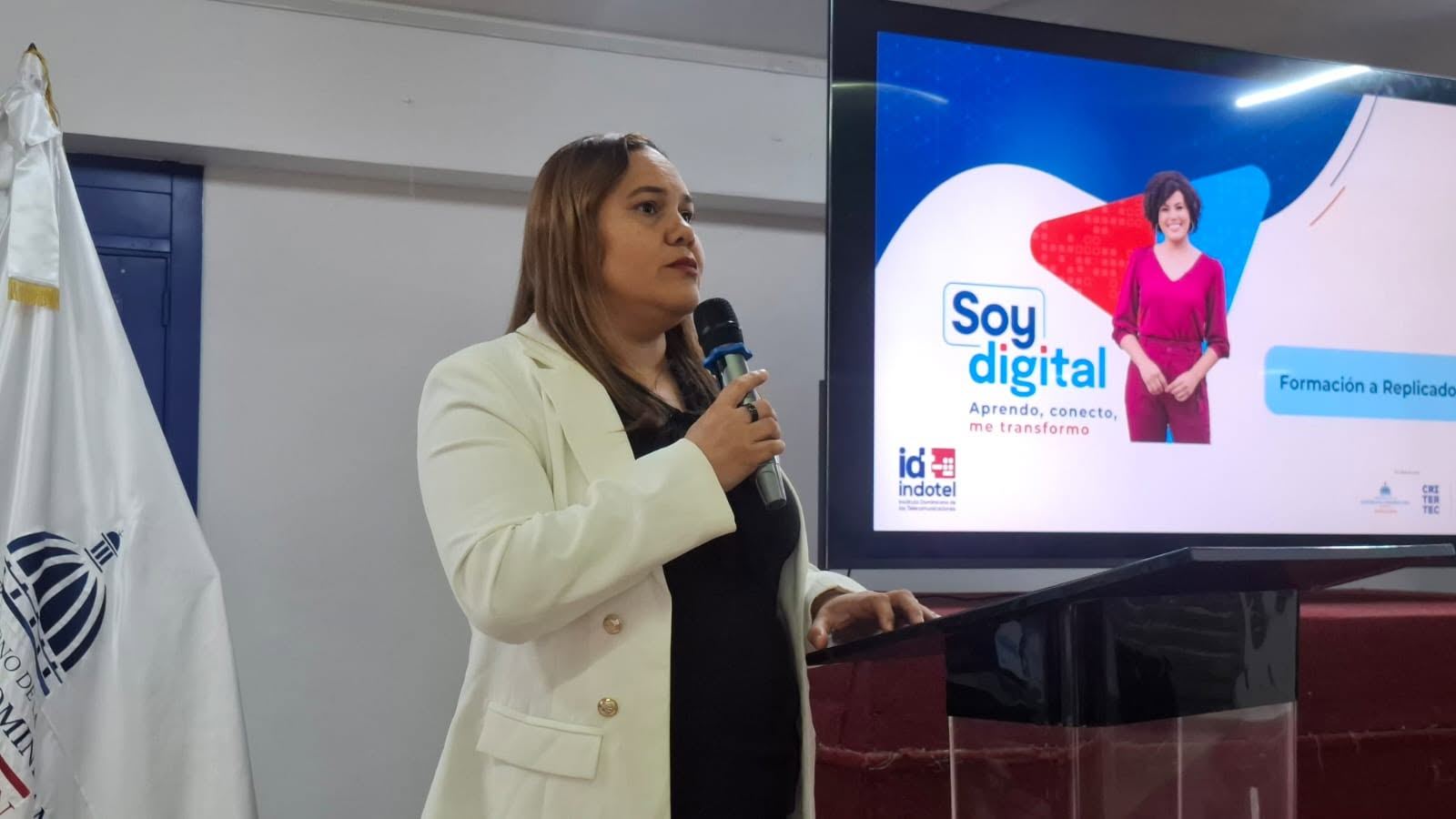 El Ministerio de Educación y el Indotel desarrollan el programa Soy Digital para que los docentes de Informática Educativa usen mejor los dispositivos electrónicos, las páginas web y otros recursos tecnológicos.