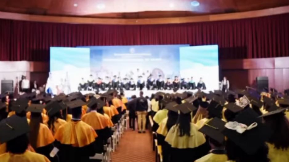 La UASD graduó a 1,240 nuevos profesionales en la investidura de su 488 aniversario.